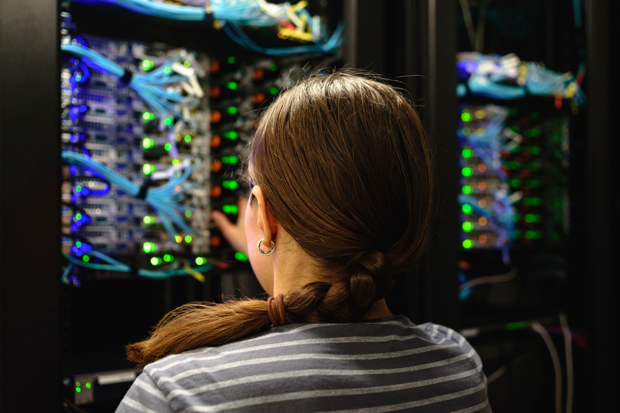 woman-networking-engineer-near-working-server-rack-ST78P6G
